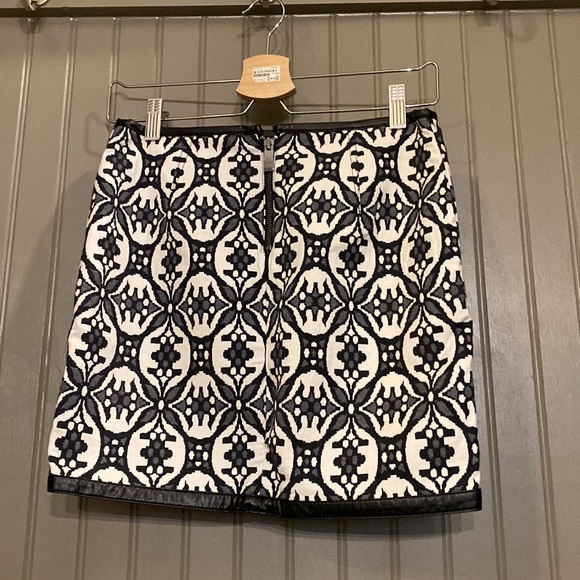 EXPRESS Retro Patterned Mini Skirt - Picture 2 of 5